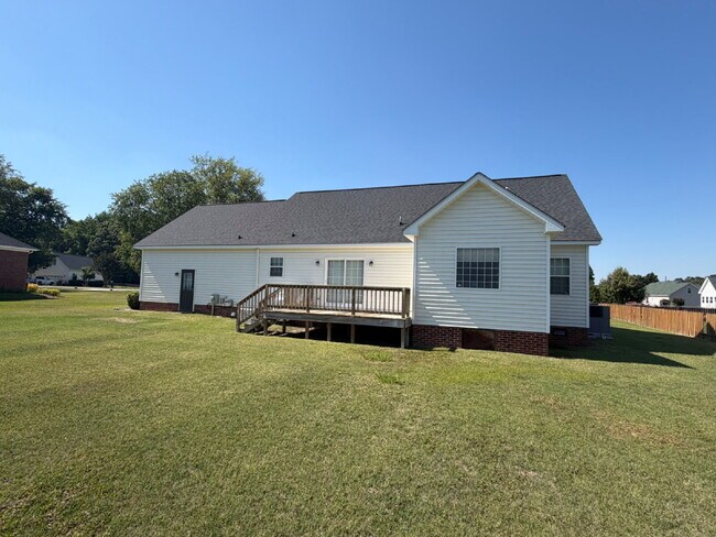 Building Photo - Updated 3 BR Home in Woodridge Estates~LAWN CARE INCLUDED