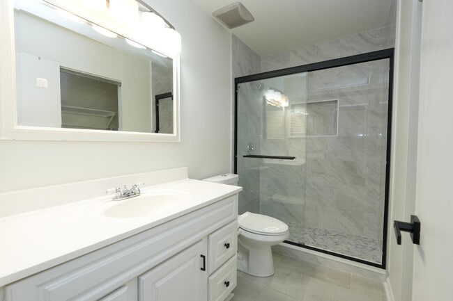 Building Photo - 8807 Hunter Ridge Dr