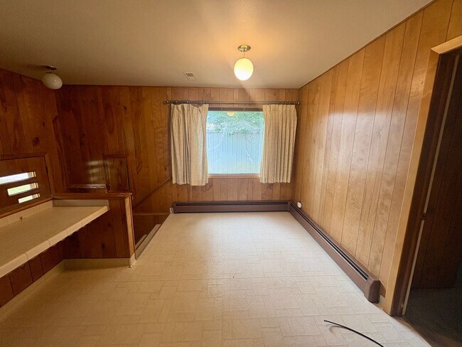 Building Photo - 4 Bedroom 2 Bathroom Furnished Rental