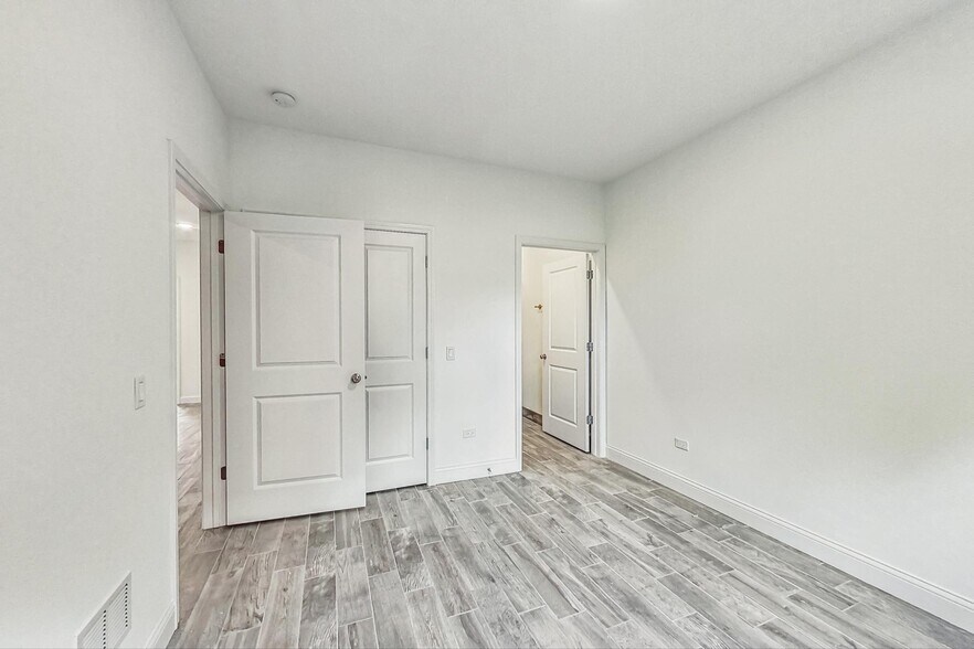 Building Photo - 6135 S Kimbark Ave