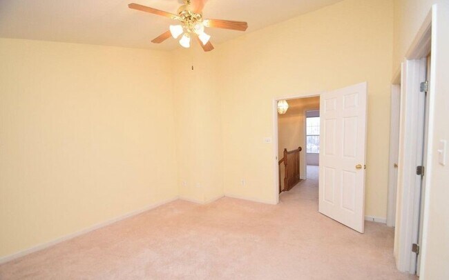 Building Photo - Beautiful Townehome - Lees Hill Community