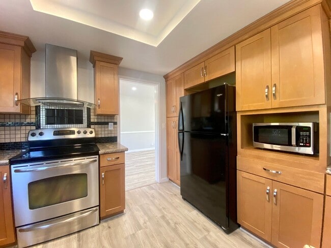 Building Photo - Elegant Fremont Weibel Home with Fruit-Fil...