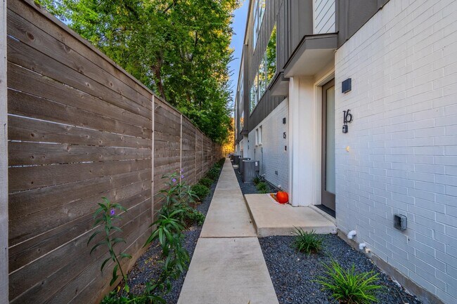 Building Photo - Stunning Modern Townhomes Newer Construction :: Henderson & Greenville Ave area