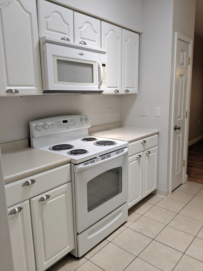 Building Photo - Rental-Beautiful West Asheville Home! **UTILITES INCLUDED**