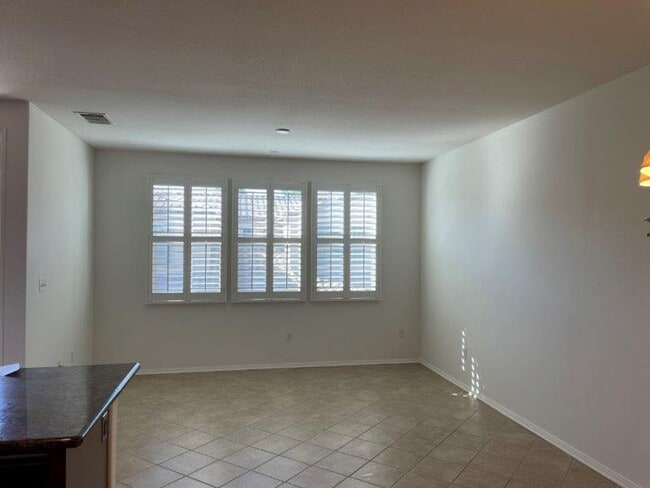 Building Photo - Luxurious 2 bed/ 2 bath townhouse in guard...