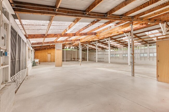 Building Photo - 3 Bedroom / 2.5 Bath Home with 20 Acres of...