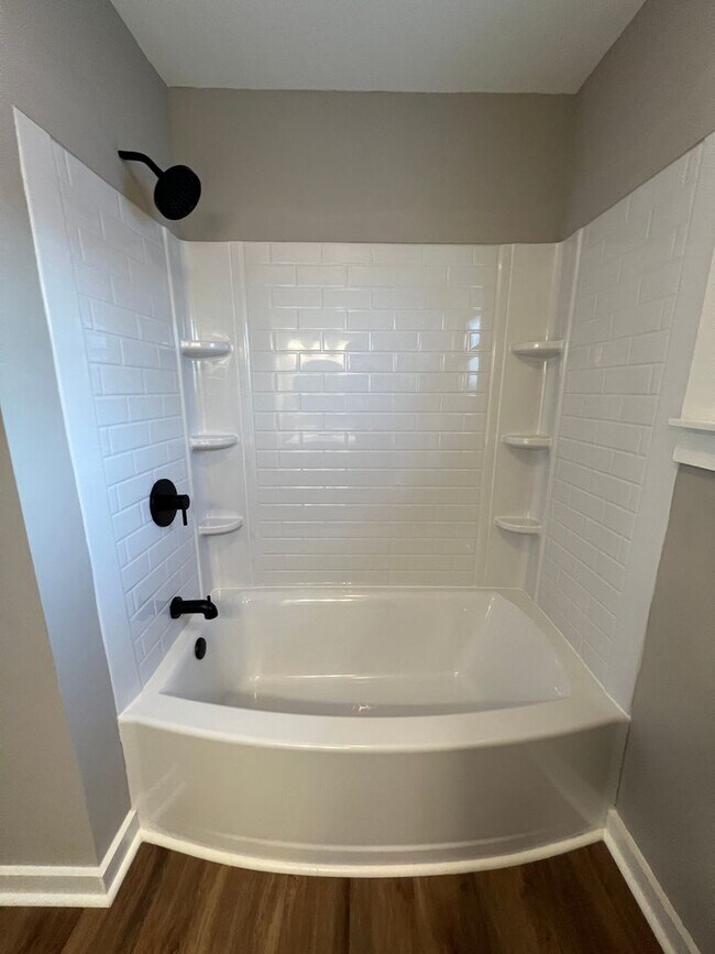 Building Photo - Remodeled Single Level 3 Bed, 2 Bath Home w/ 1 Car Garage