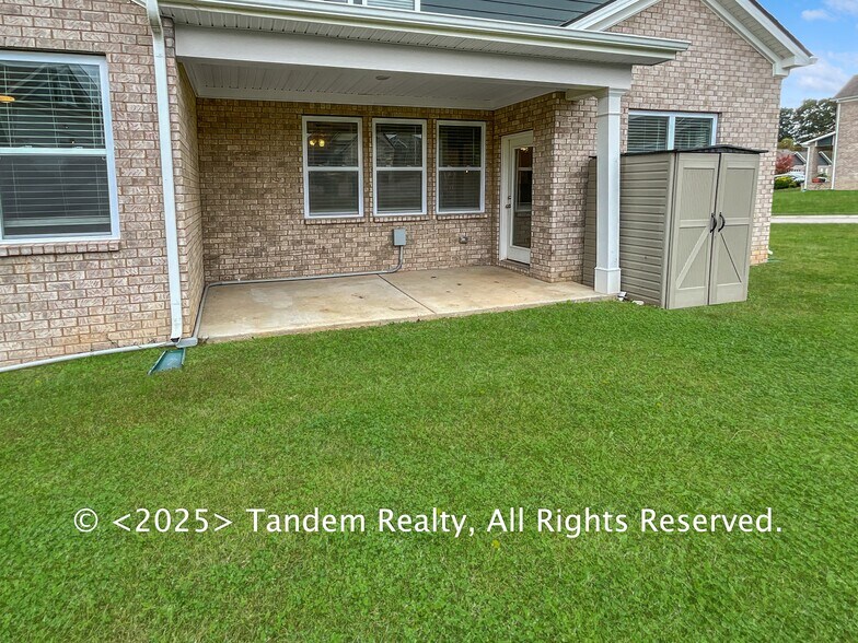 Building Photo - 8020 Forest Hills Dr