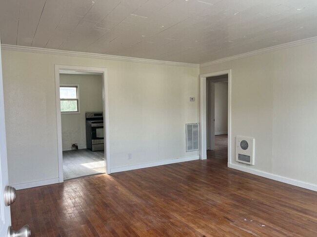 Building Photo - 2 bed 1 bath house- walking distance to Ho...