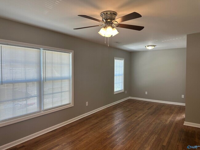 Building Photo - 3111 Hale Dr SW