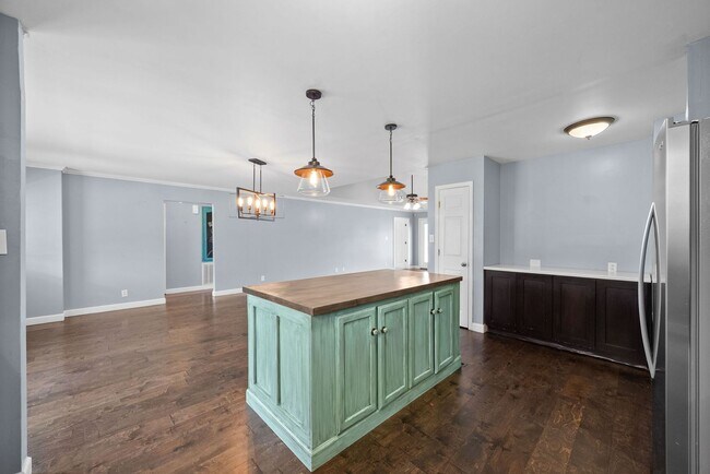 Building Photo - 1 Level Ranch Sitting on 3 Acres- Close to...