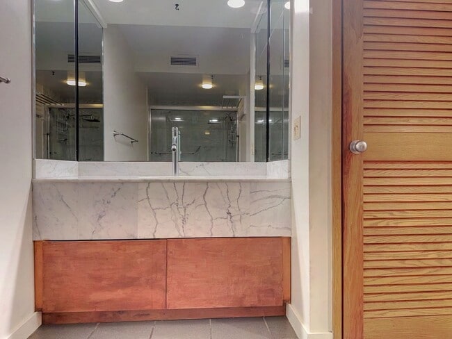 Building Photo - Stunning Kakaako 2 Bedroom at Nauru Tower