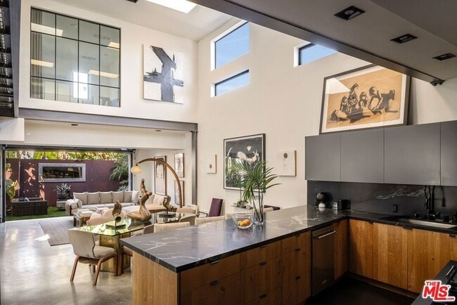 Building Photo - 913 Milwood Ave