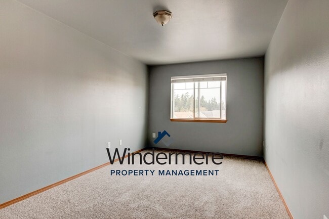Building Photo - Two story 4 bedroom 2.5 bath Home.