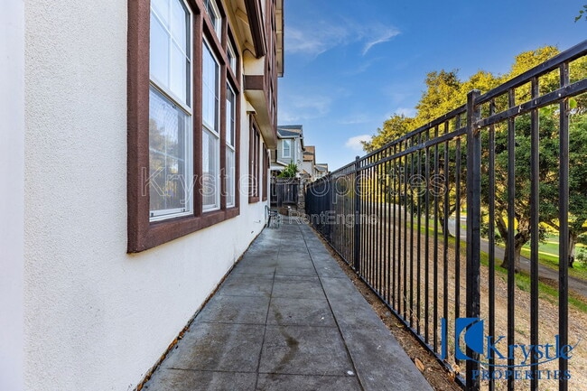 Building Photo - 6335 Newhaven Ln