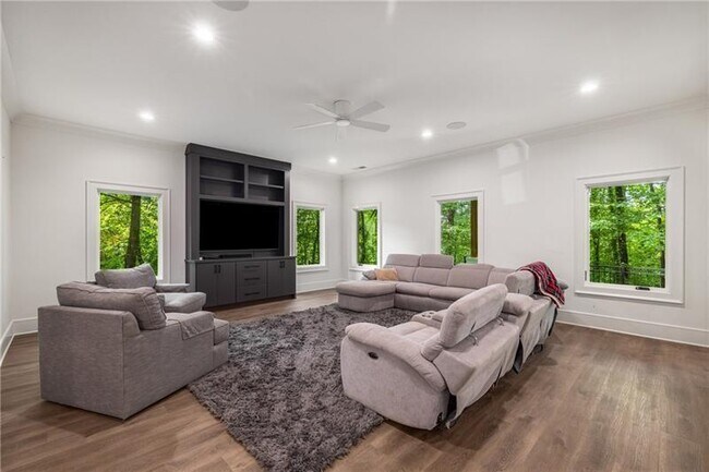 Building Photo - 306 Pinecrest Rd NE