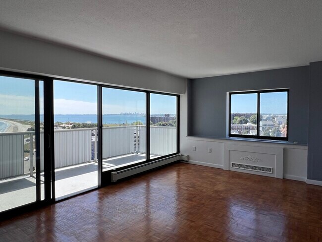 Building Photo - 300 Lynn Shore Dr