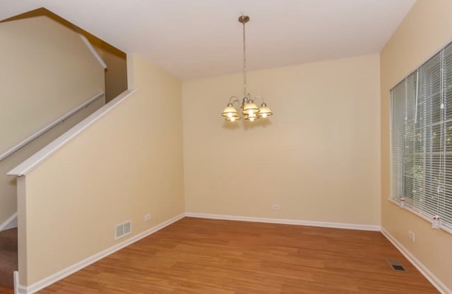 Building Photo - 609 N Lyle Ave