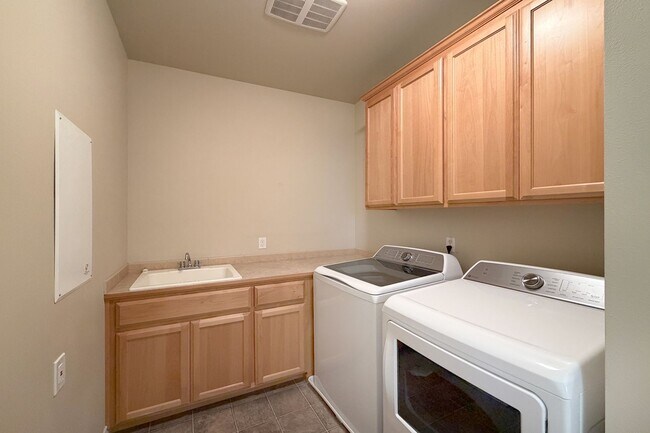 Building Photo - 3Bd/2.5Ba Redmond Home