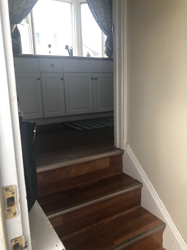 Building Photo - 2 Bedroom home with garage in Mayfield Hts!