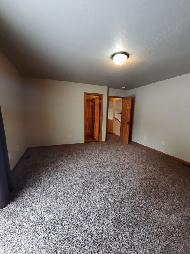 Building Photo - 3 BEDROOM | 2 BATH | TRI-LEVEL | NORTH