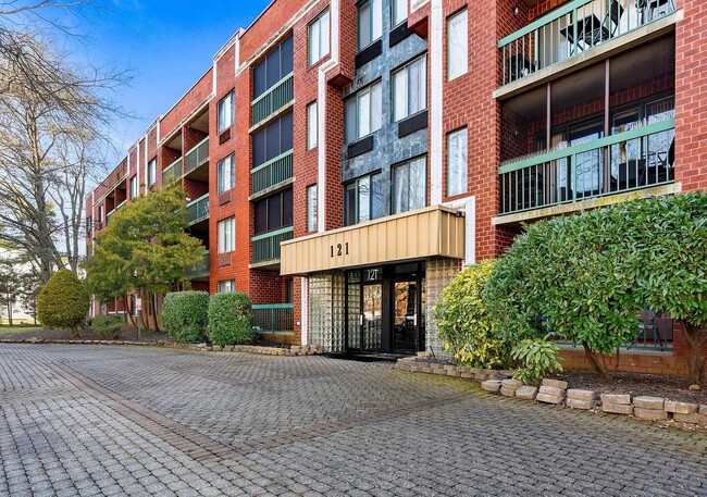 Building Photo - 121 Wellington Ct