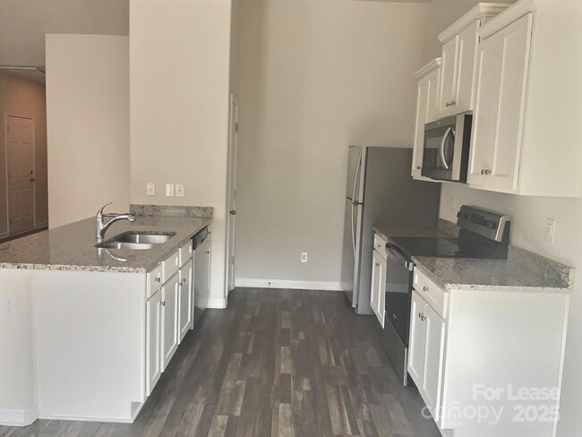 Building Photo - 2112 Lanza Dr
