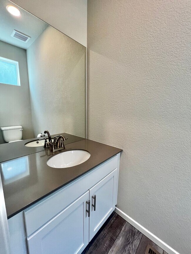 Building Photo - Beautiful 3 Bed 2.5 Bath House in Timnath!