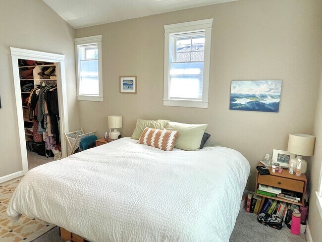 Building Photo - Corner unit townhouse in Piedmont condominium community
