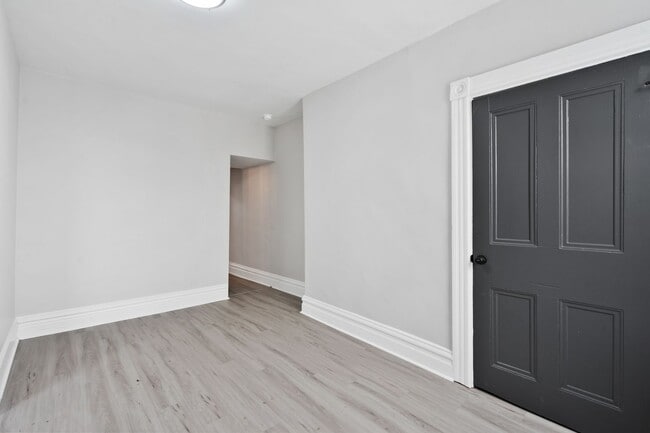 Building Photo - 3 bedroom 2 bath - newly updated, central air, GREAT LOCATION