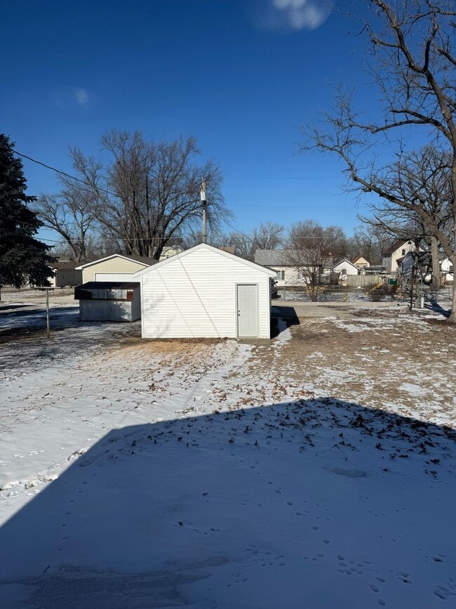 Building Photo - Main level house available for rent