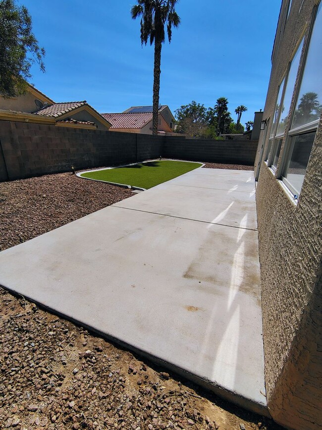 Building Photo - Beautiful 4 bedroom home located in the Shores