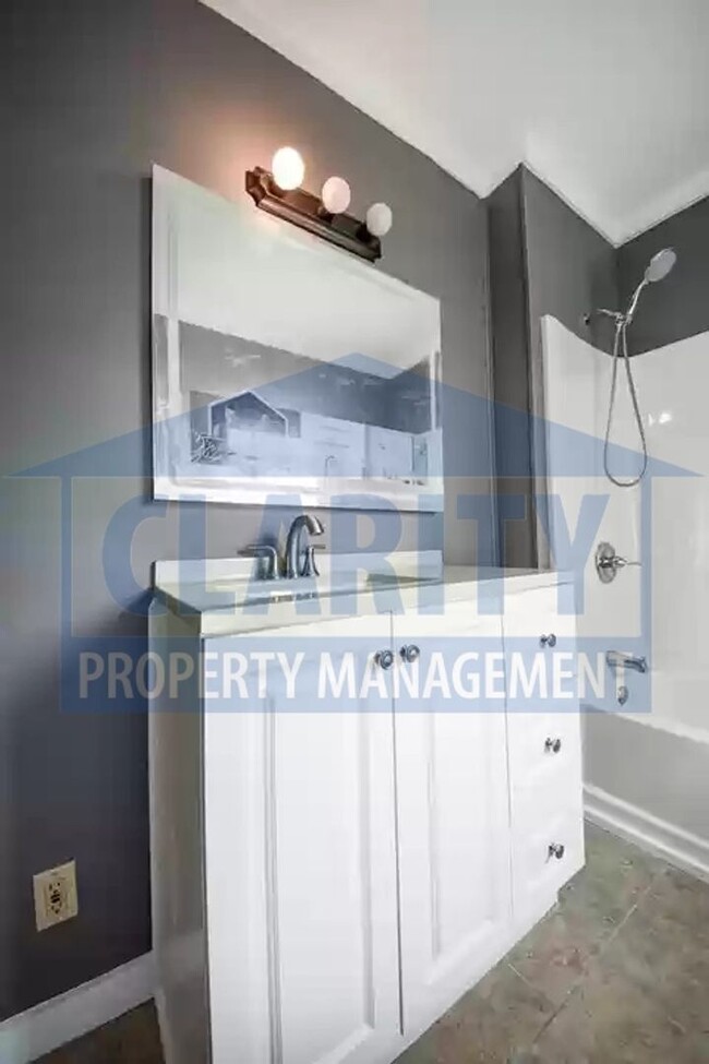 Building Photo - Super cute and cozy 2 bedroom home!