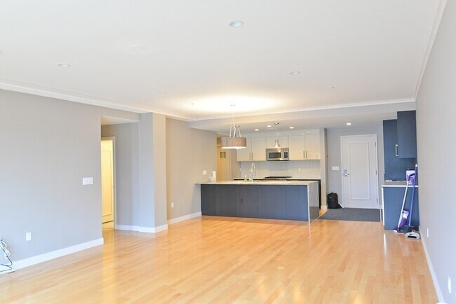 Building Photo - 323 Boylston St