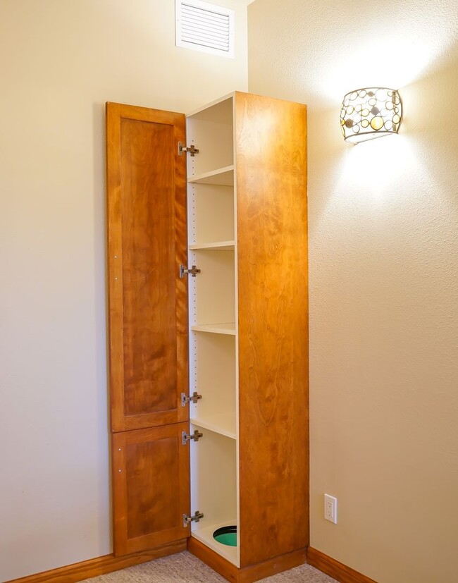 Building Photo - Executive Townhome - Walking distance to C...
