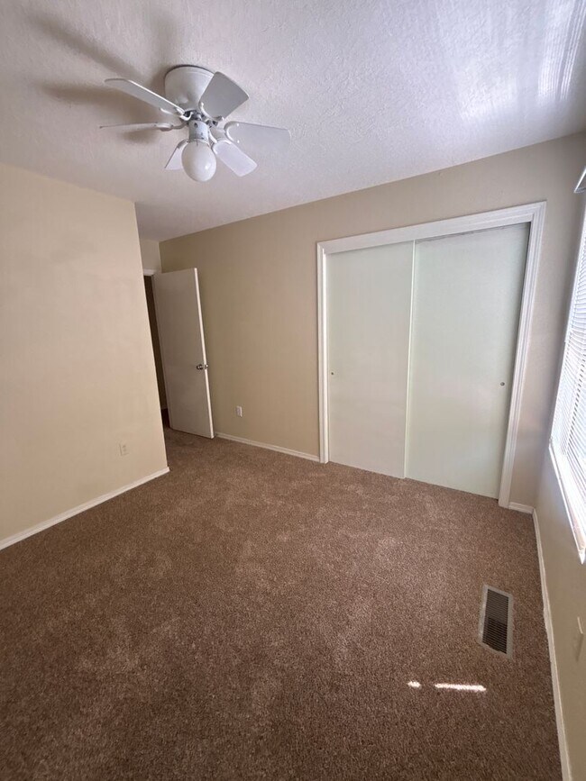 Building Photo - 6405 La Habra Ln NE