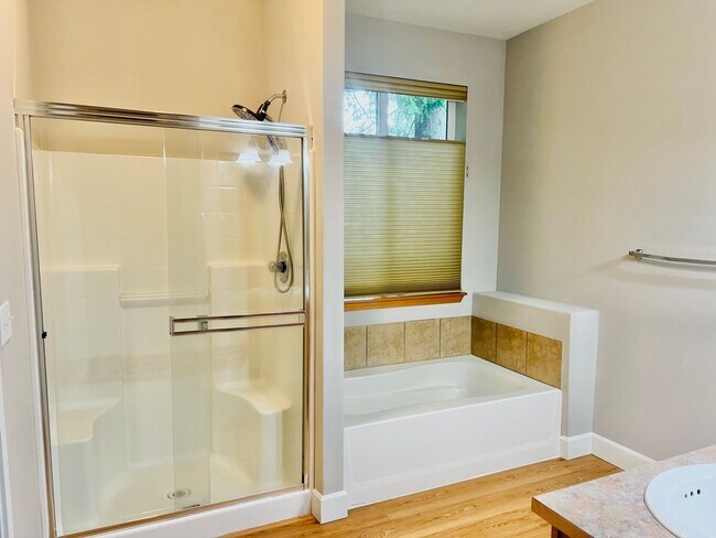 Building Photo - Must See! Beautiful 3bd/ + Bonus Rm/2.5 bath/ Primary Bed on Main/ /Heat Pump/Updated Features