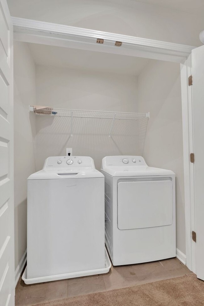 Building Photo - 3 bed/2.5 bath townhome in Tulip Hills wit...