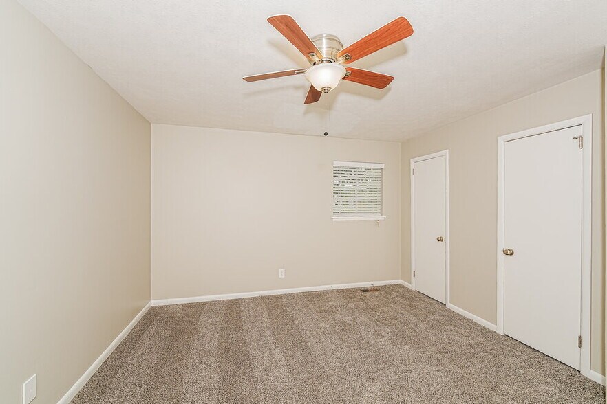 Building Photo - 724 Country View Dr NE