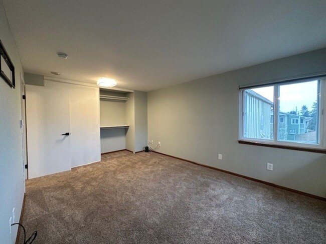 Building Photo - BEAUTIFULLY RENOVATED TOP FLOOR TOWNHOME C...