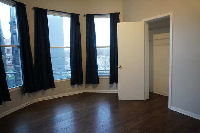 Building Photo - 867 E Pershing Rd