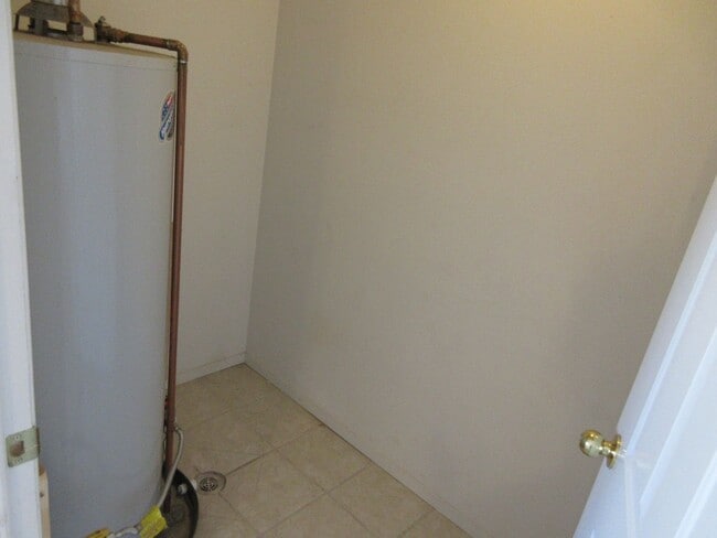 Building Photo - 2 bedroom - 2 bath - Affordable Housing with Garage!