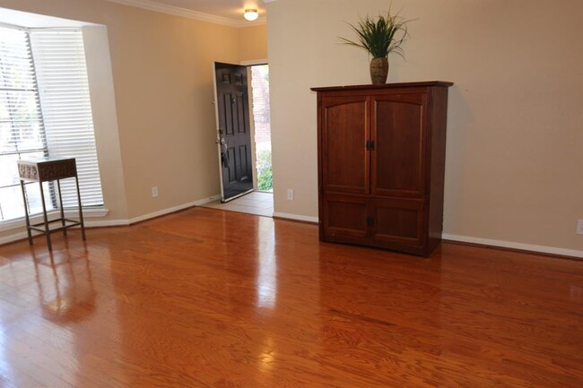 Building Photo - 2255 Braeswood Park Dr