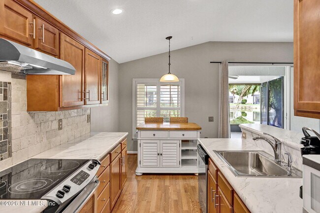 Building Photo - 1325 Fairway Village Dr