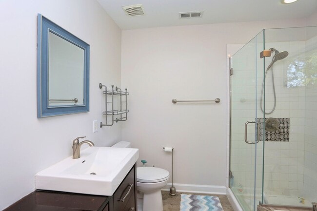 Building Photo - End Unit Townhome in the Heart of Chapel Hill