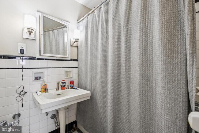 Building Photo - 2031 Locust St