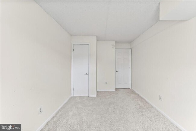 Building Photo - 3207 Valley Dr