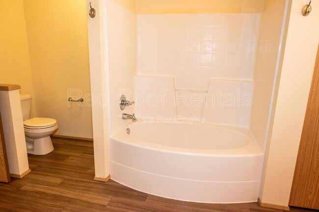 Building Photo - 1208 Burnside Pl