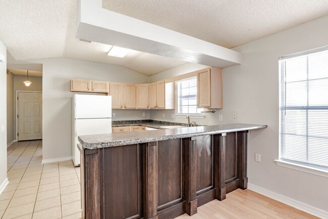 Building Photo - Well-maintained cottage home in Bellview