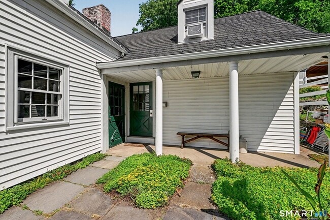 Building Photo - 723 Riverbank Rd